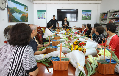 我院退休黨支部開展“花藝傳情 樂享生活”主題插花培訓活動，豐富文化藝術交流